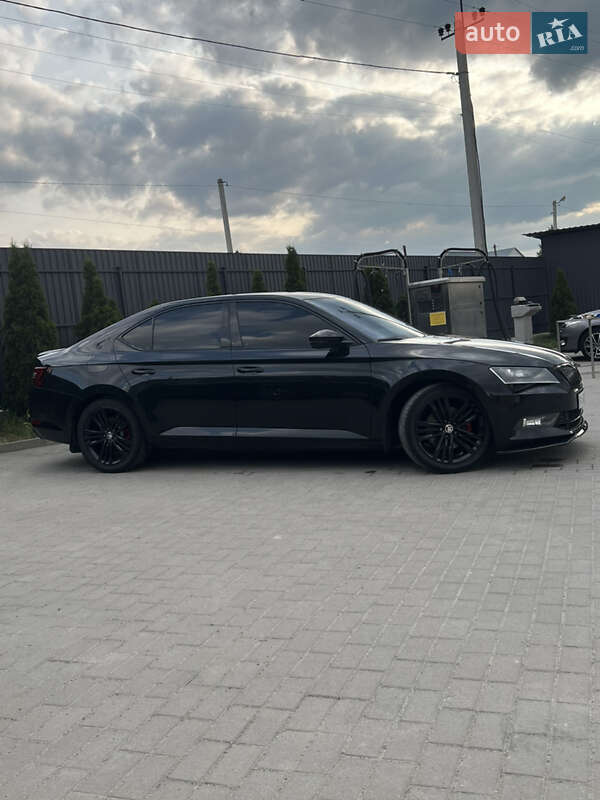 Ліфтбек Skoda Superb 2015 в Городку