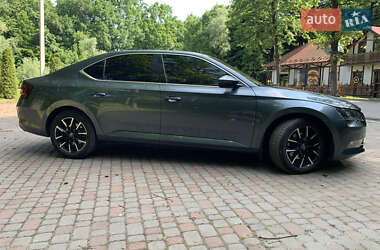 Лифтбек Skoda Superb 2016 в 
