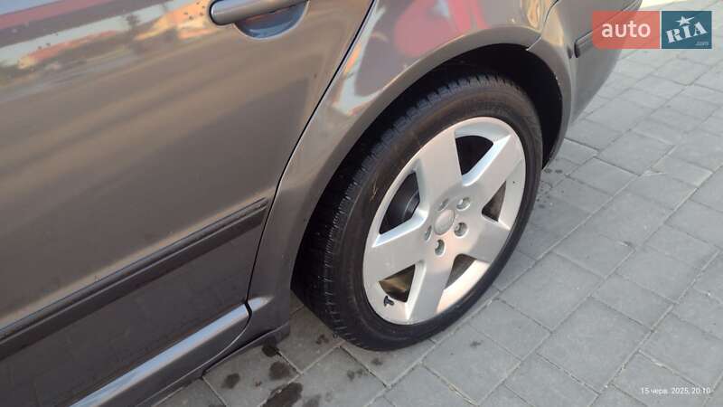 Лифтбек Skoda Superb 2004 в Виноградове