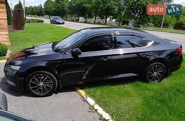 Лифтбек Skoda Superb 2016 в 