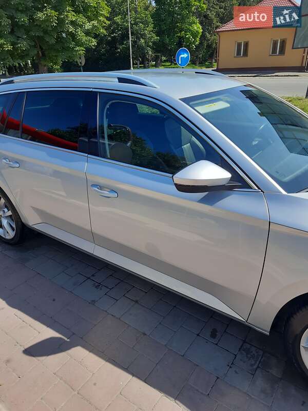 Универсал Skoda Superb 2019 в Ужгороде