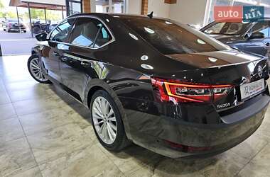 Лифтбек Skoda Superb 2016 в 