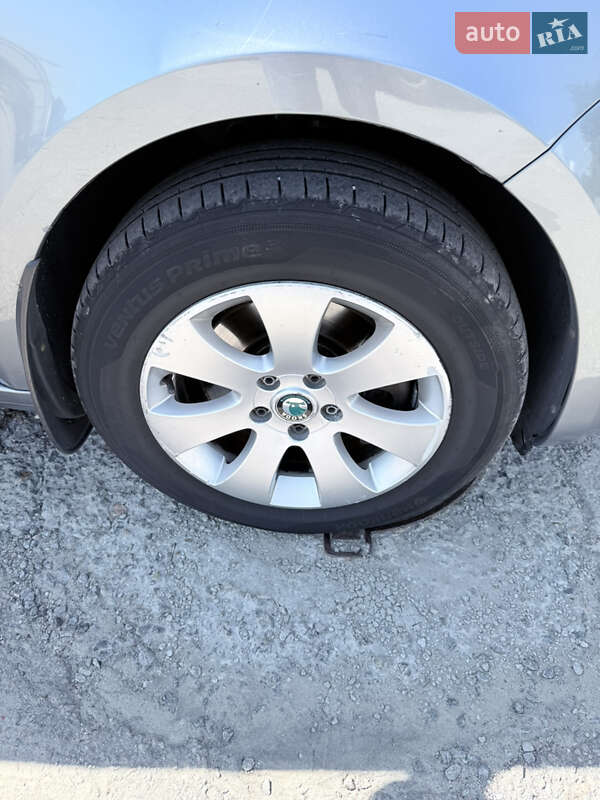 Лифтбек Skoda Superb 2011 в Днепре