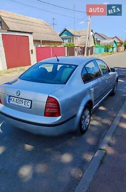 Лифтбек Skoda Superb 2003 в 