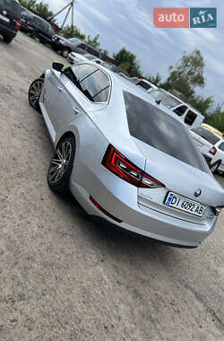 Лифтбек Skoda Superb 2015 в 