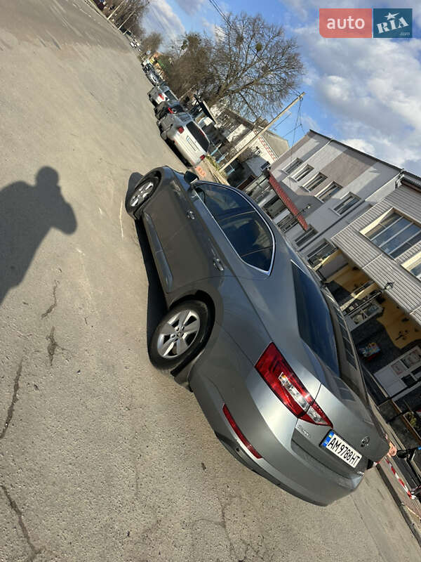 Лифтбек Skoda Superb 2016 в Звягеле