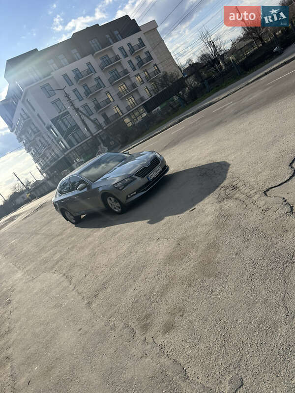 Лифтбек Skoda Superb 2016 в Звягеле