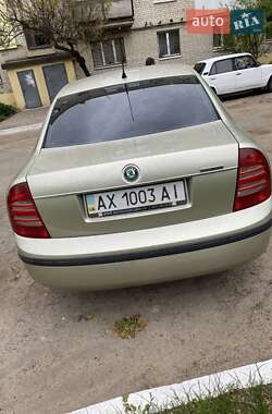 Лифтбек Skoda Superb 2004 в 