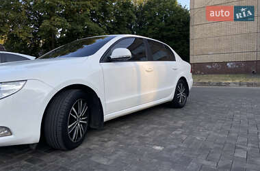 Лифтбек Skoda Superb 2011 в 
