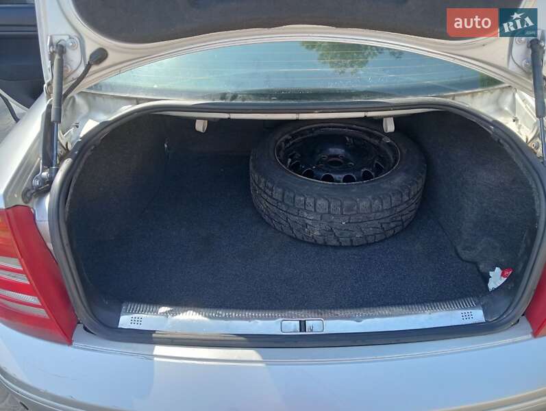 Лифтбек Skoda Superb 2006 в Остроге