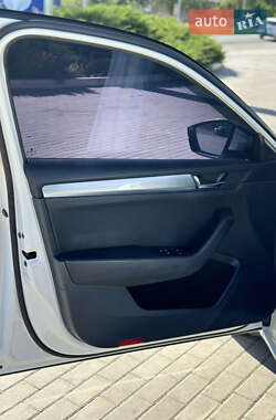 Лифтбек Skoda Superb 2015 в 