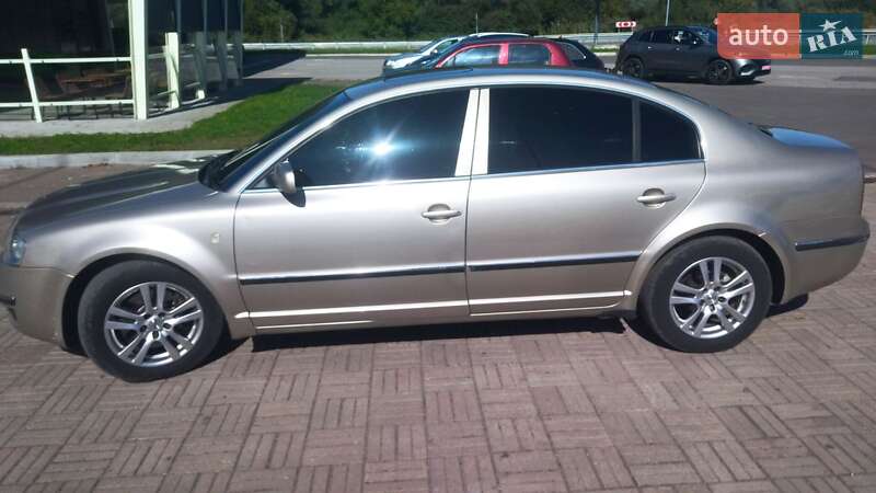 Лифтбек Skoda Superb 2004 в Жидачове