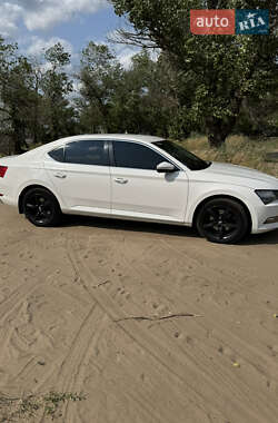 Лифтбек Skoda Superb 2015 в 