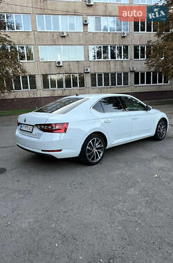 Лифтбек Skoda Superb 2016 в 