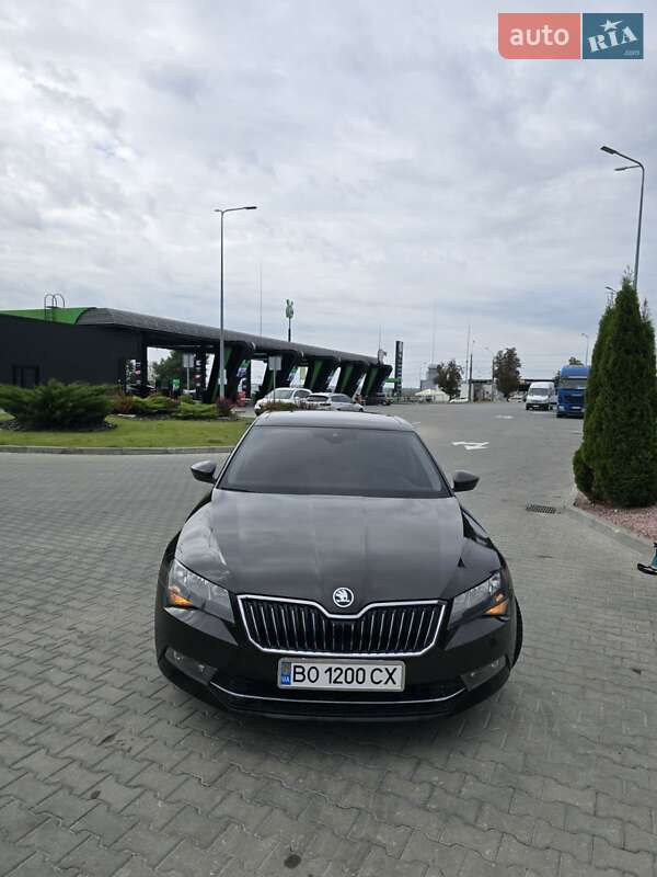 Лифтбек Skoda Superb 2016 в 