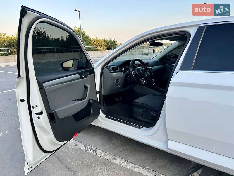 Лифтбек Skoda Superb 2015 в Киеве фото 3 Лифтбек Skoda Superb 2015 в Киеве