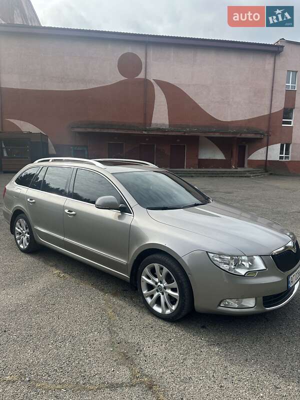 Универсал Skoda Superb 2011 в Бурштыне