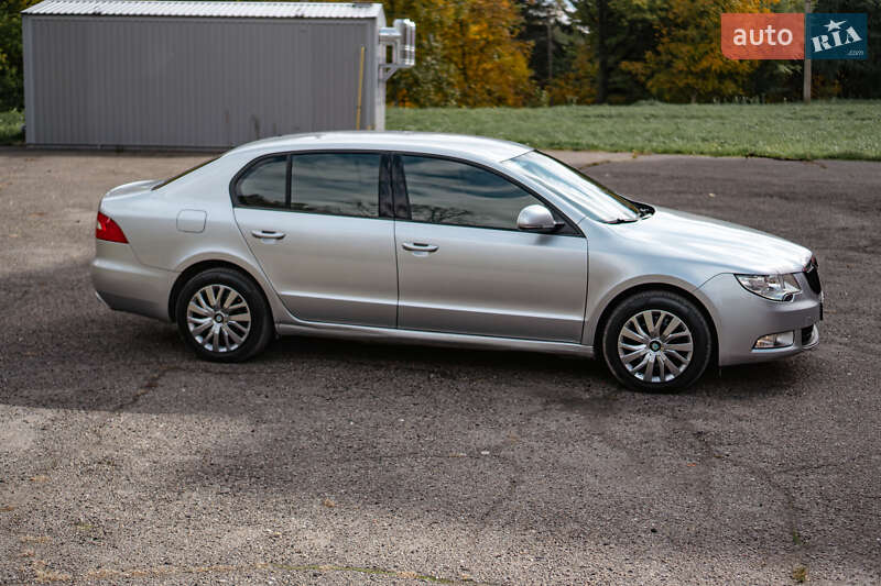 Лифтбек Skoda Superb 2012 в Бурштыне