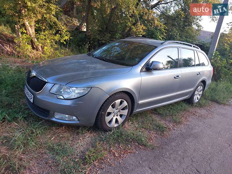 Універсал Skoda Superb 2012 в Дніпрі