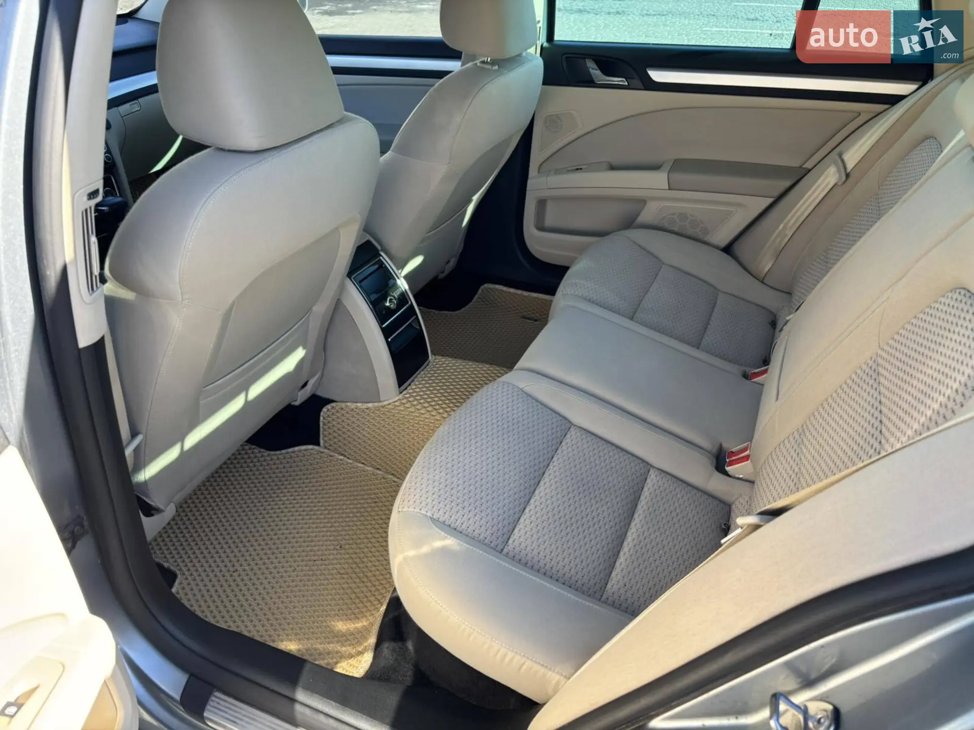 2010 Skoda Superb - мініатюра 9