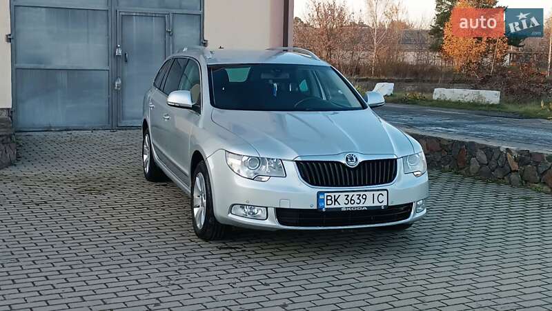 Універсал Skoda Superb 2011 в Сарнах