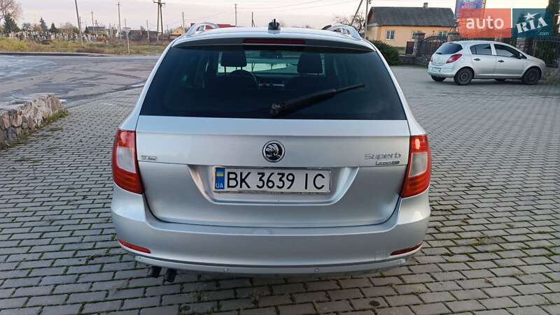 Універсал Skoda Superb 2011 в Сарнах
