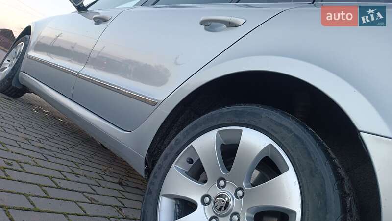 Універсал Skoda Superb 2011 в Сарнах