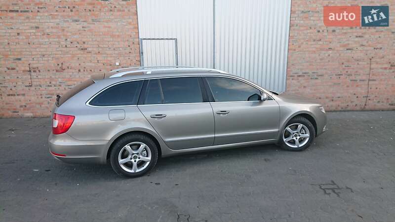Универсал Skoda Superb 2011 в Сарнах