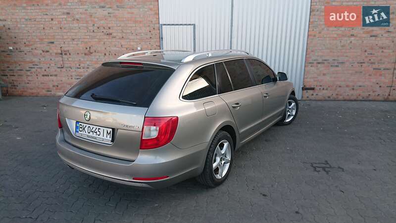 Универсал Skoda Superb 2011 в Сарнах