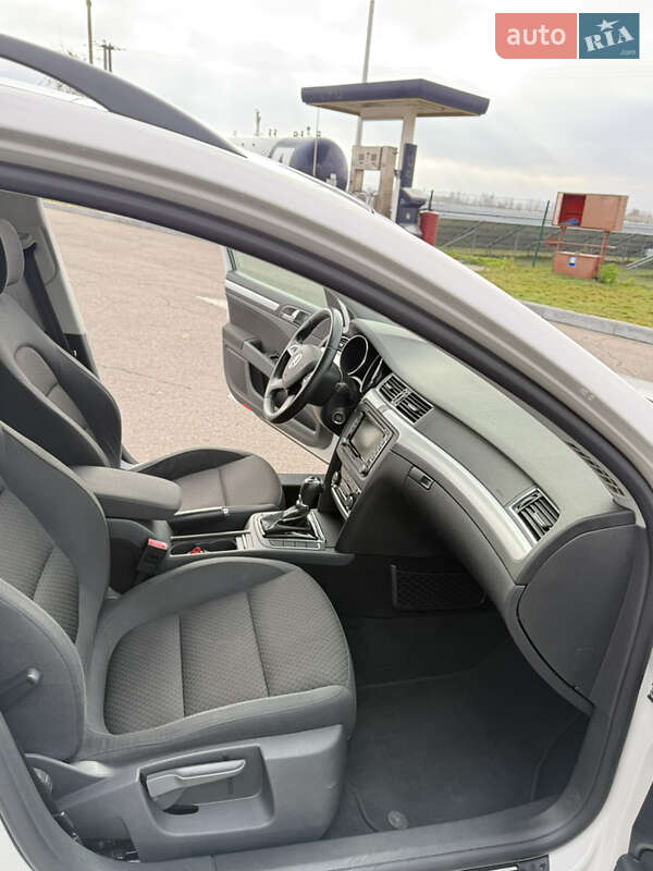 Універсал Skoda Superb 2014 в Дніпрі