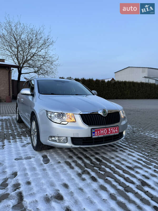 Универсал Skoda Superb 2011 в Почаеве