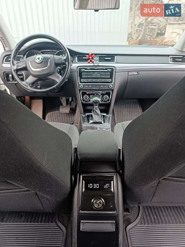 Универсал Skoda Superb 2011 в Сарнах