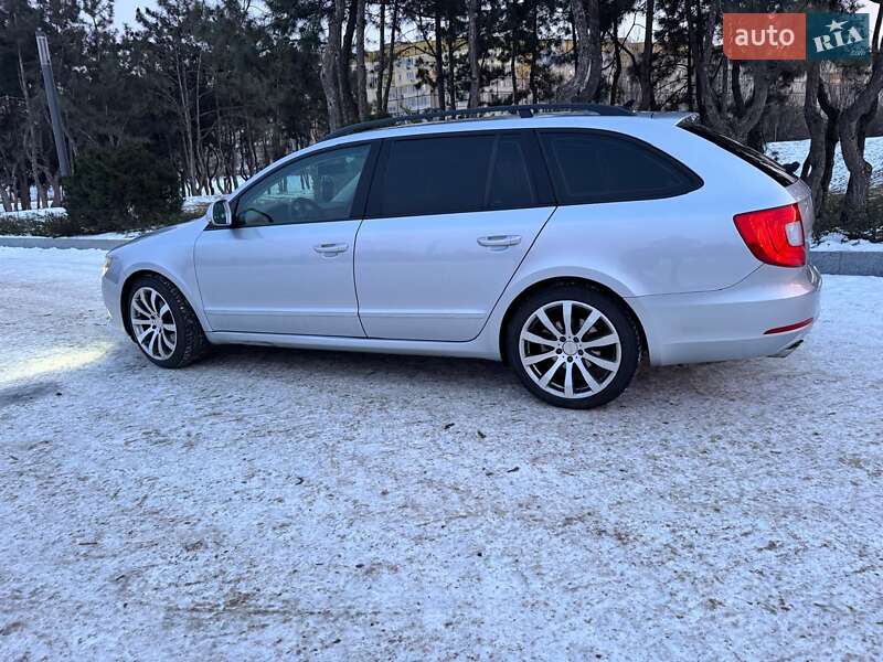 Універсал Skoda Superb 2011 в Дніпрі
