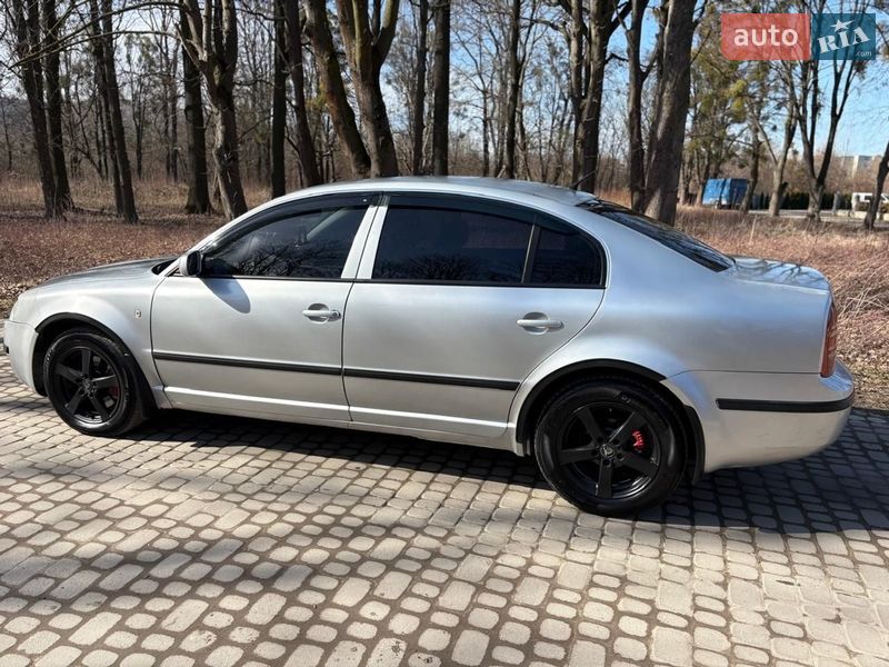Лифтбек Skoda Superb 2003 в Жовкве