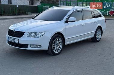 Универсал Skoda Superb 2011 в Вараше