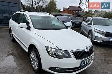 Універсал Skoda Superb 2014 в Дніпрі