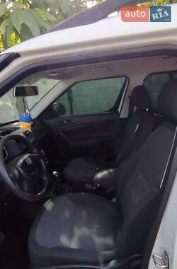 Внедорожник / Кроссовер Skoda Yeti 2011 в 