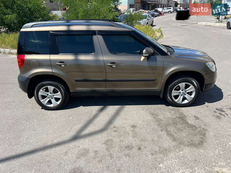 Внедорожник / Кроссовер Skoda Yeti 2012 в 