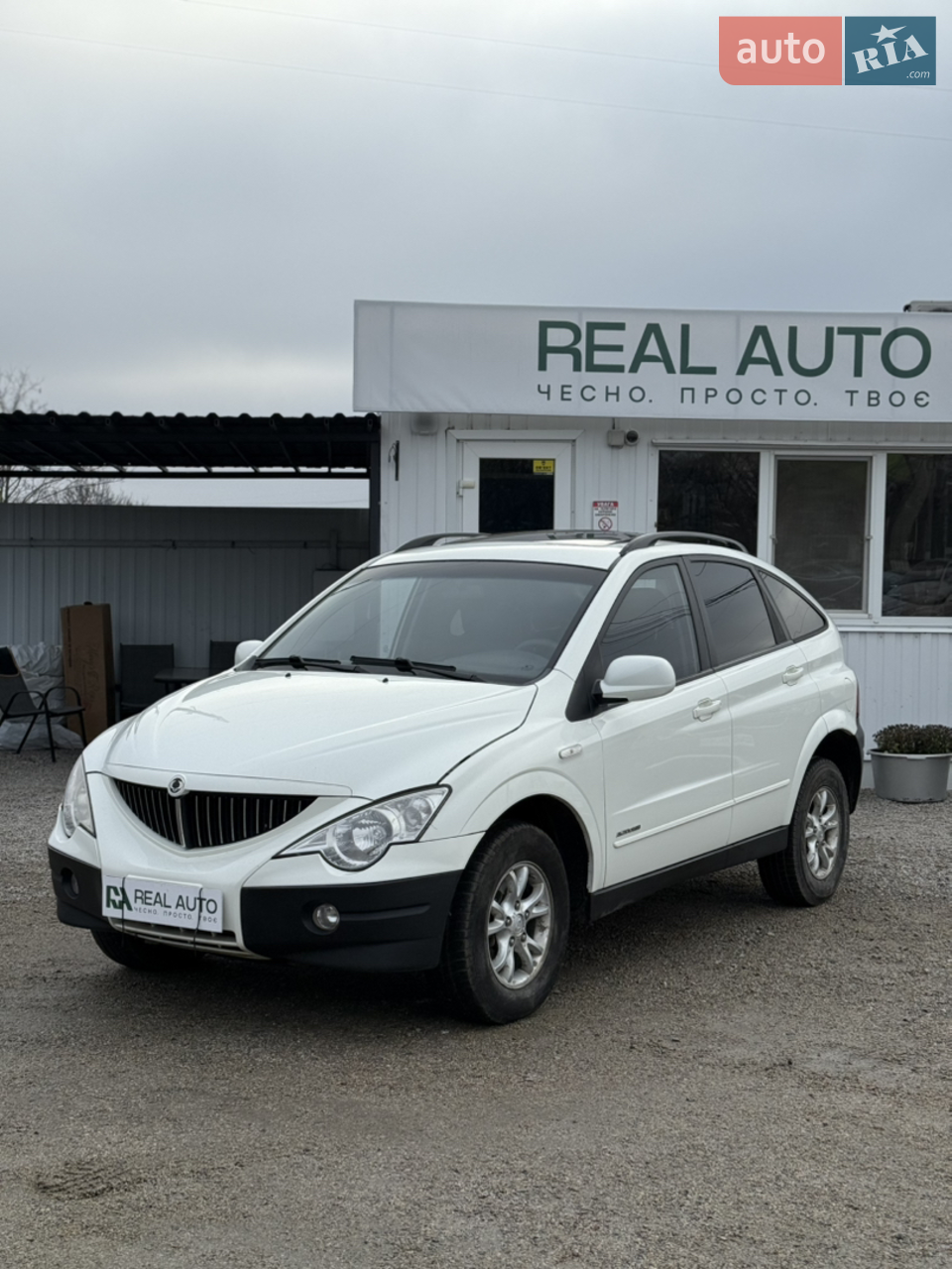 SsangYong Actyon 2.0 XDi – це компактний кросовер від корейського виробника, відомий своїм незвичним дизайном та рамною конструкцією, що робить його міцним позашляховиком, який оснащувався дизельними (141 к.с.) повним приводом, 0автоматичну КПП, має непоганий кліренс (189 мм) і підвіску для комфорту/прохідності. 
Підвіска: Передня на подвійних поперечних важелях, задня на гвинтових пружинах, що забезпечує баланс комфорту та прохідності.
Для міста та бездоріжжя: Поєднує компактні розміри з можливостями позашляховика завдяки рамній конструкції, як у більших джипів.
Оснащення: Пропонував сучасні функції, такі як клімат-контроль, підігрів сидінь, ABS, системи безпеки
Ходові якості: власники відзначають, що Actyon добре почувається як на дорозі, так і на легкому бездоріжжі, особливо моделі з повним приводом.
Вартість обслуговування: за відгуками, ціни на запчастини є прийнятними і "божеськими" в порівнянні з деякими іншими марками..
