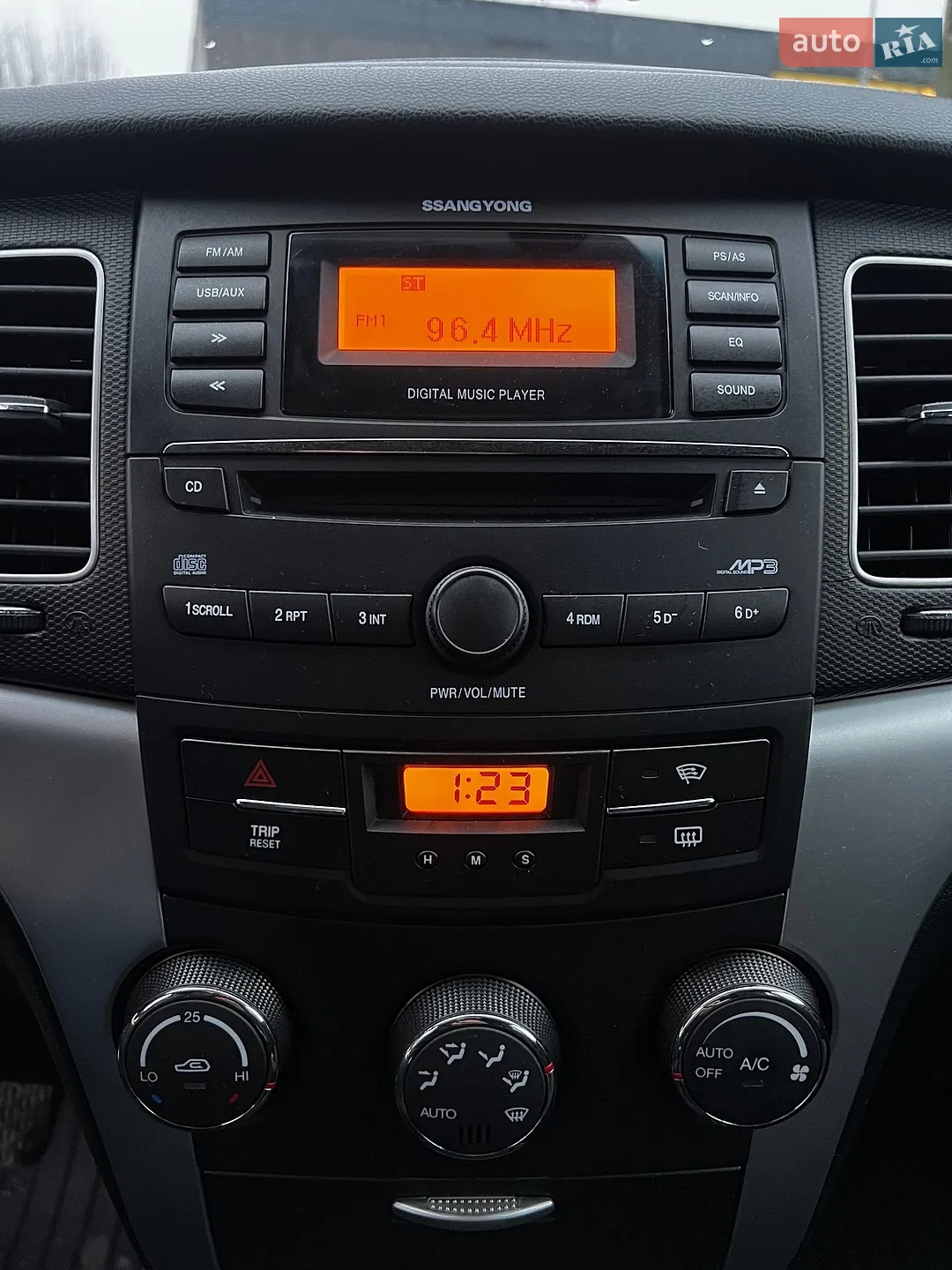 2011 SsangYong Korando - мініатюра 9