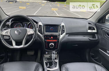 Внедорожник / Кроссовер SsangYong Tivoli 2015 в 
