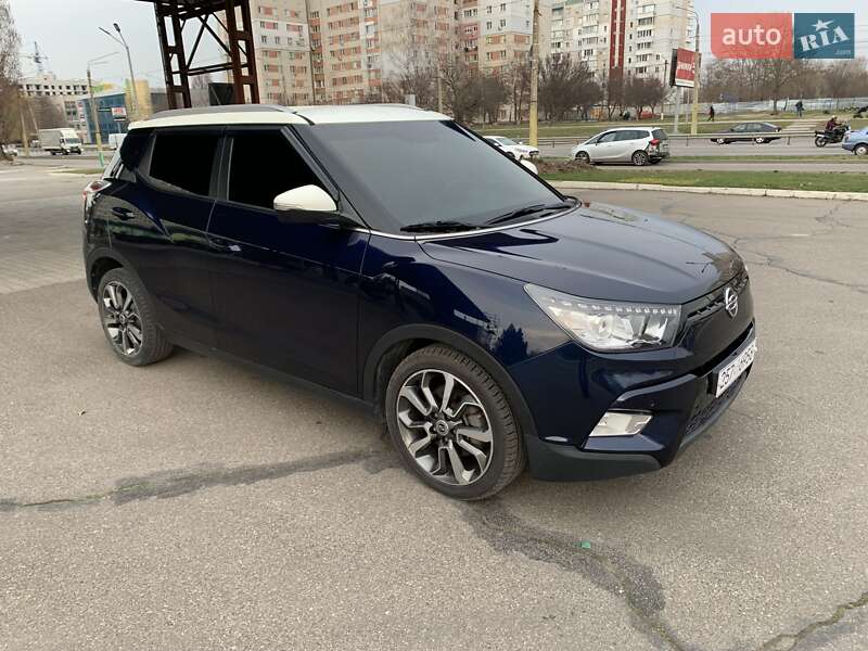 Внедорожник / Кроссовер SsangYong Tivoli 2015 в 