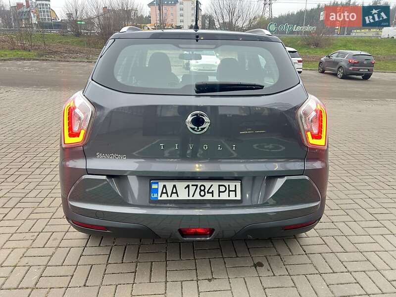 Внедорожник / Кроссовер SsangYong Tivoli 2016 в Киеве