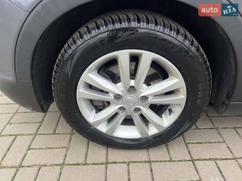 Внедорожник / Кроссовер SsangYong Tivoli 2016 в Киеве