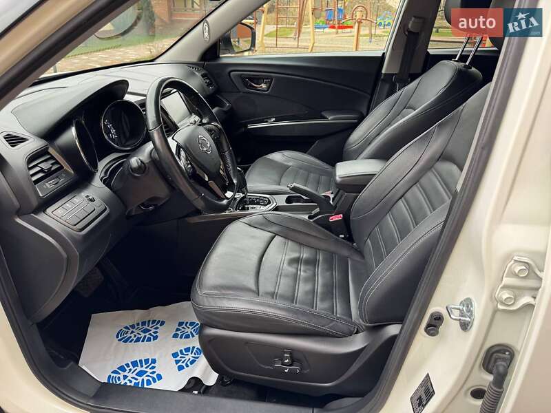 Внедорожник / Кроссовер SsangYong XLV 2016 в Стрые