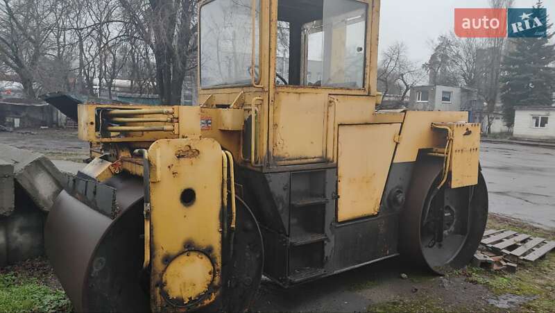 Дорожній каток Stavostroj VSH 102 1987 в Кам'янському