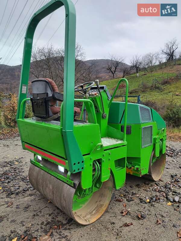 Дорожній каток Stavostroj VSH-300 2001 в Виноградові