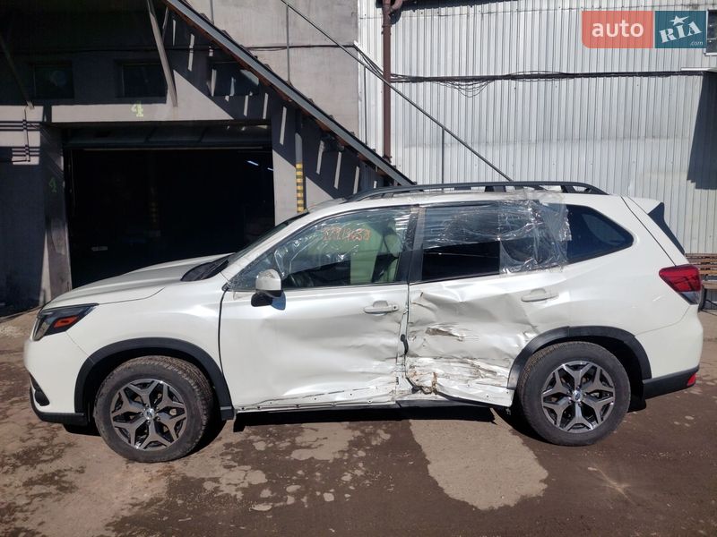 Внедорожник / Кроссовер Subaru Forester 2022 в Киеве