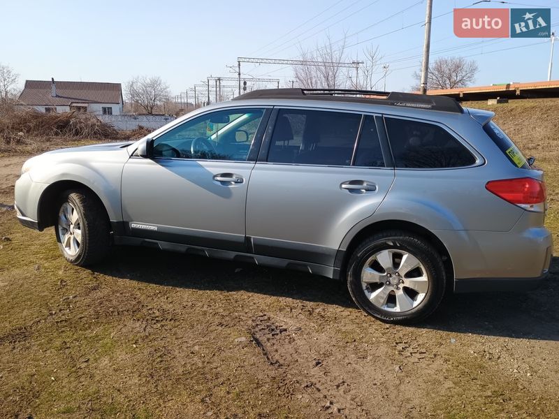 Универсал Subaru Outback 2010 в Каменском