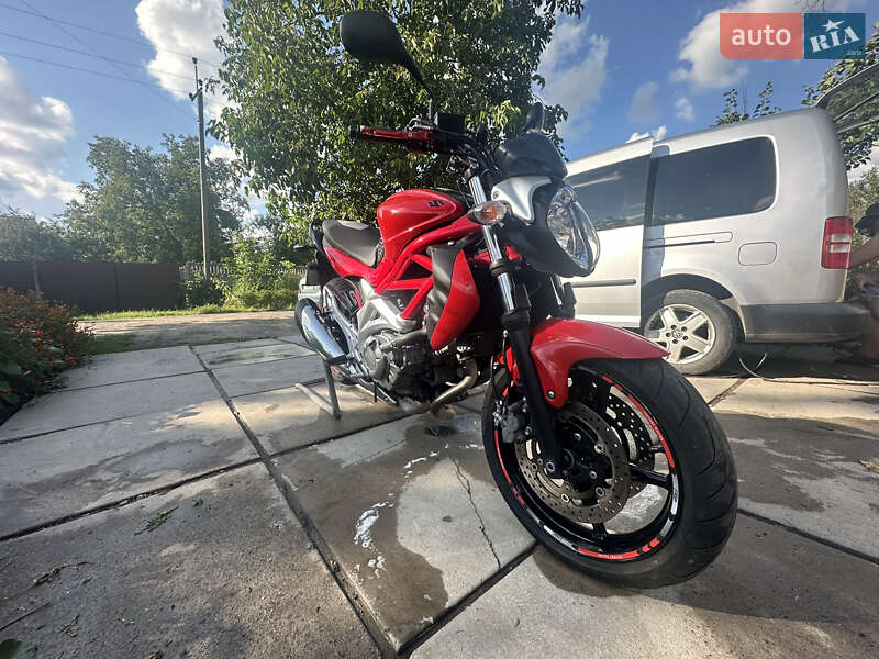 Мотоцикл Без обтекателей (Naked bike) Suzuki Gladius 400 2010 в 
